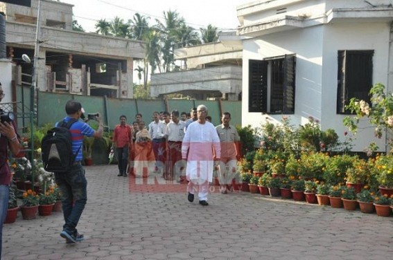 A journey of 20 yrs ends : Manik Sarkar vacated CM's residence with wife Panchali Bhattacharjee 